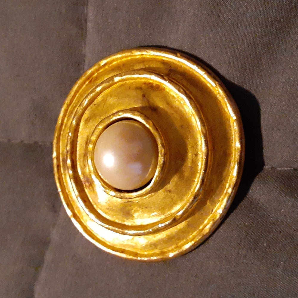 Gold Plated Round Brooch with pearl in center. 2" (L4 157)